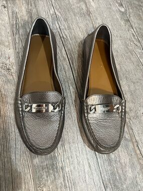 Coach Olive Metallic Pebbled Leather Loafers Chain Detail Size 7B - Like New